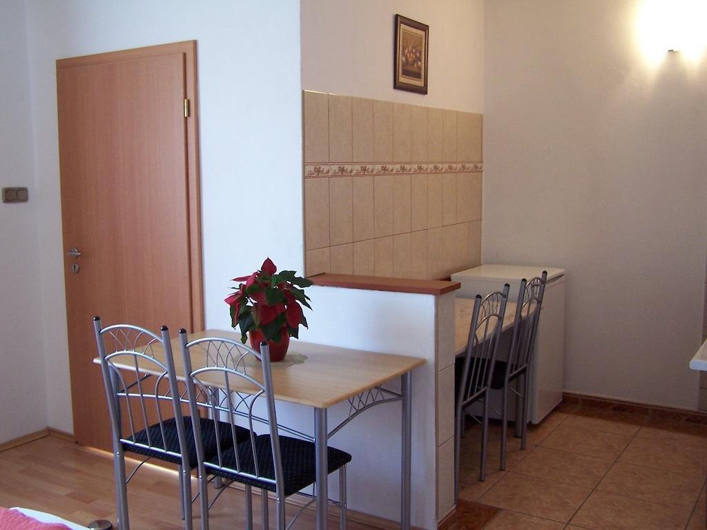 Akacia Apartment - Free Inside Parking, 2 Bedrooms, Garden, Next To Centre ブダペスト 部屋 写真