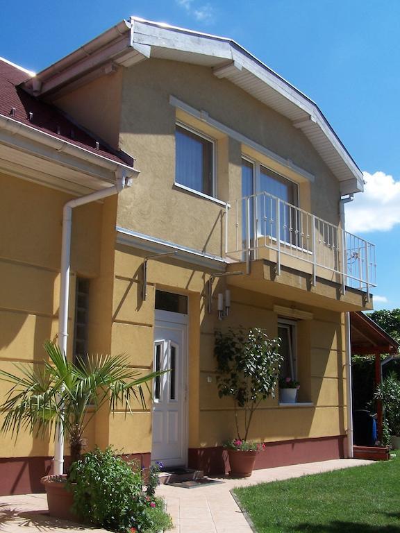 Akacia Apartment - Free Inside Parking, 2 Bedrooms, Garden, Next To Centre ブダペスト エクステリア 写真