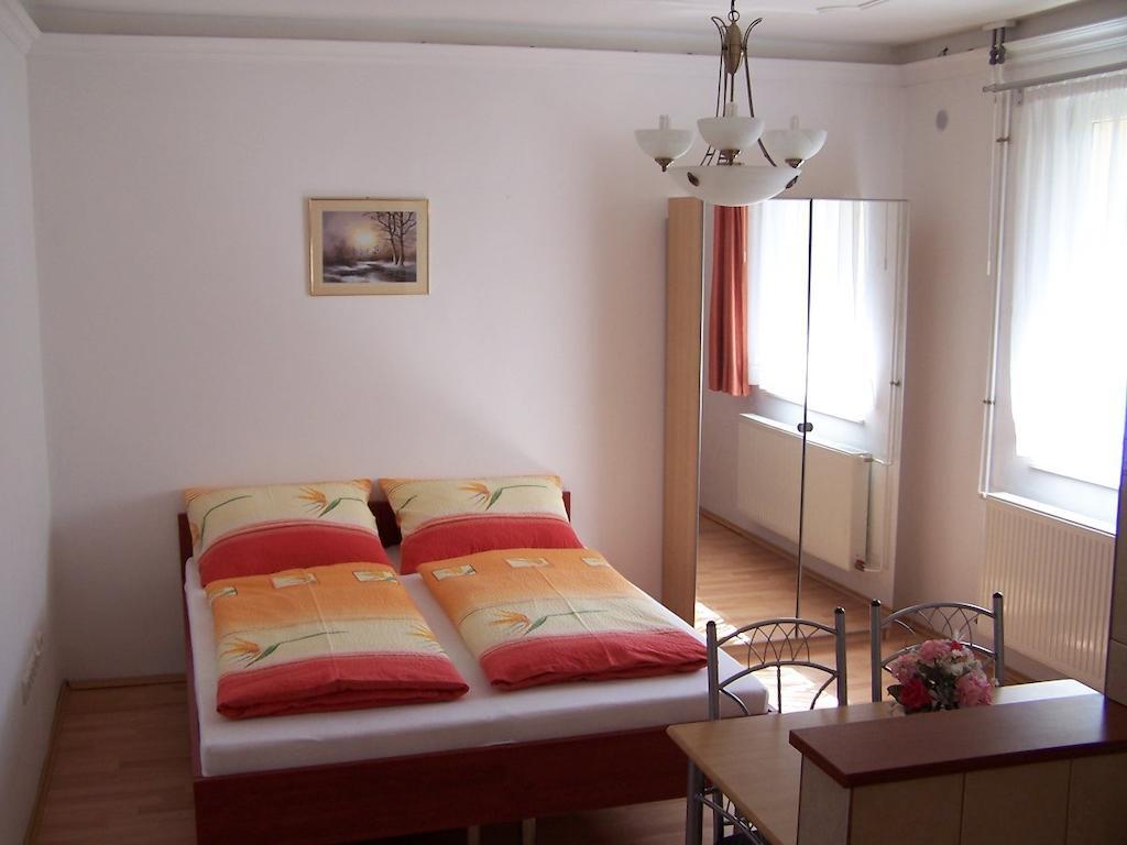 Akacia Apartment - Free Inside Parking, 2 Bedrooms, Garden, Next To Centre ブダペスト 部屋 写真